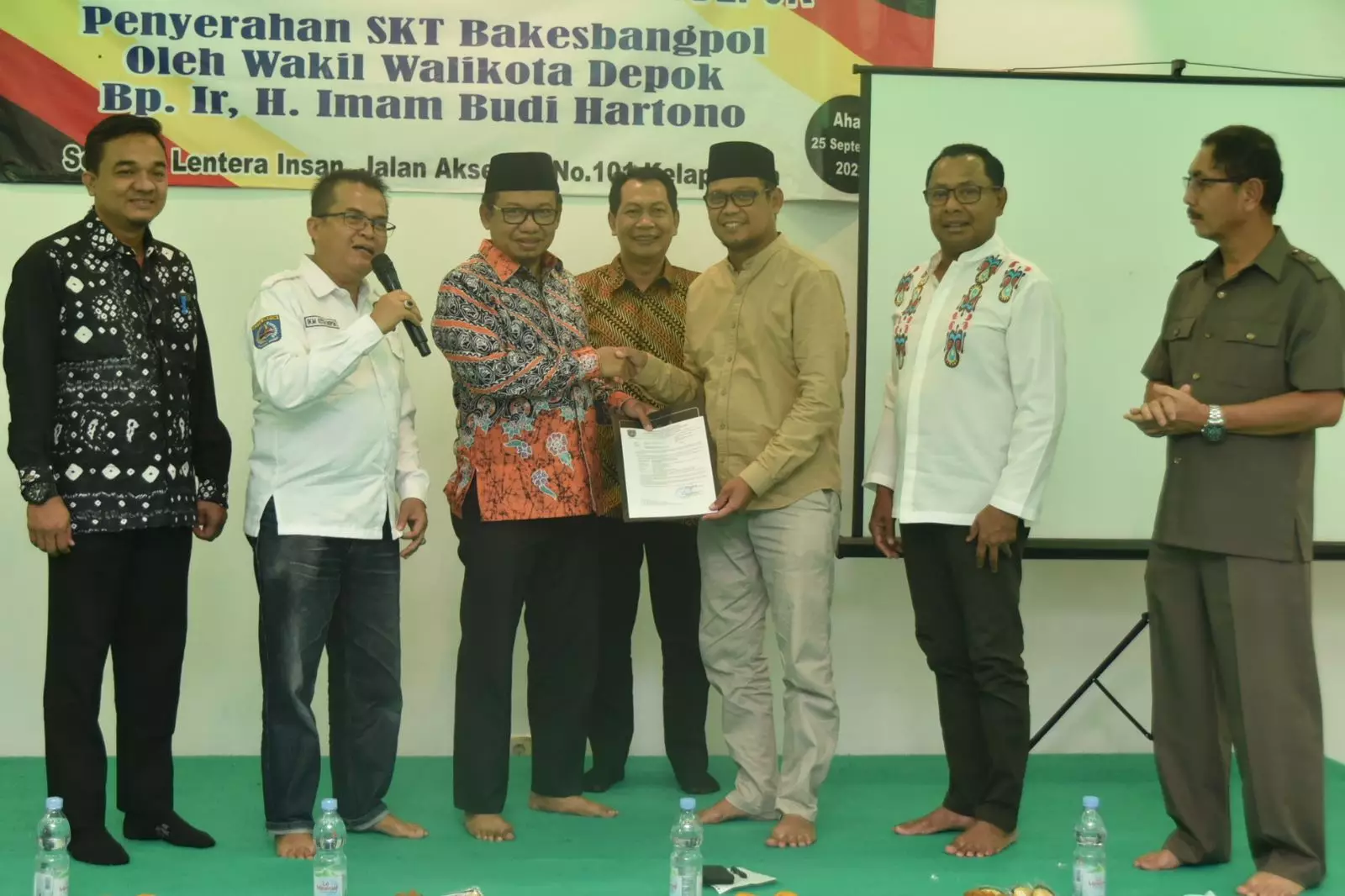 Serahkan SKT ke Ikatan Keluarga Minang Depok, Bang Imam: Mari Membangun Keberhasilan Bersama