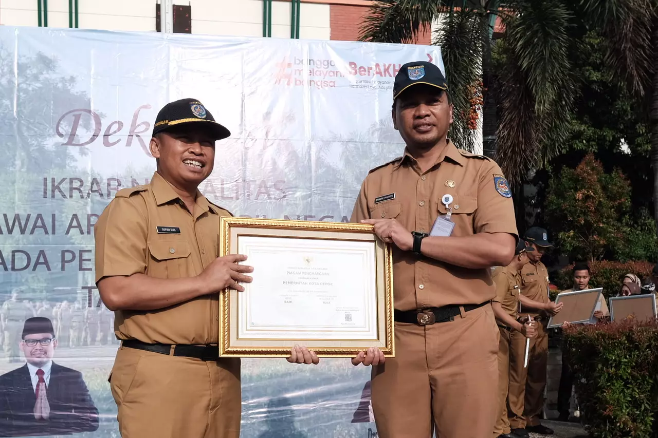 Sekda Depok Serahkan Sejumlah Penghargaan Saat Apel Pagi