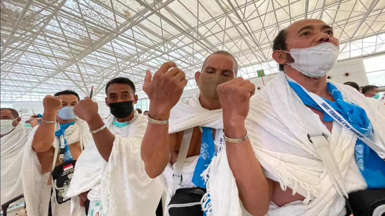 Jemaah Calhaj Depok Diminta Selalu Kenakan Gelang Identitas, Ini Fungsinya!