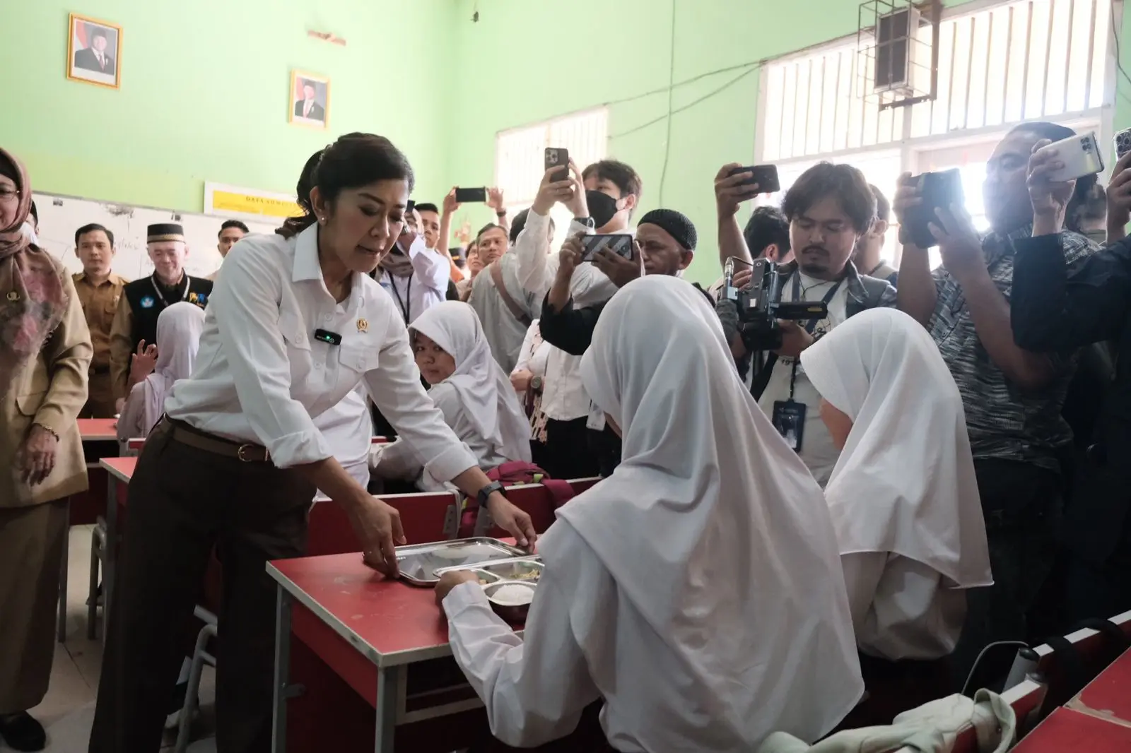 Menteri Komdigi Pastikan Hari Pertama Makan Bergizi Gratis di Depok Berjalan Lancar