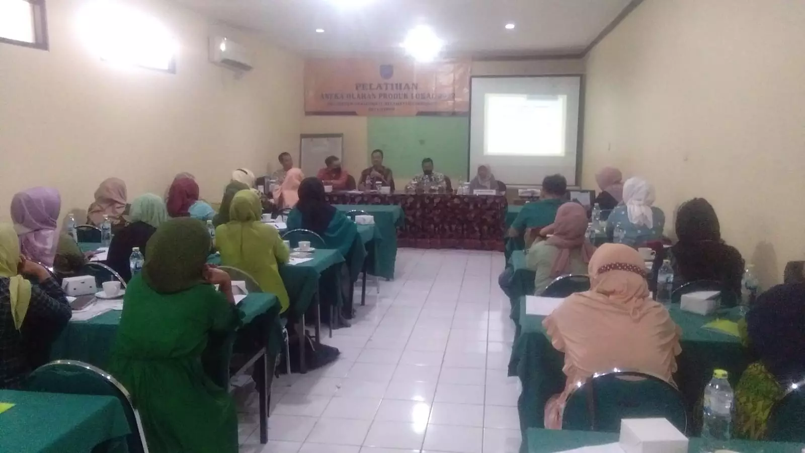 Pelaku UMKM di Harjamukti Dilatih Membuat Olahan Lokal
