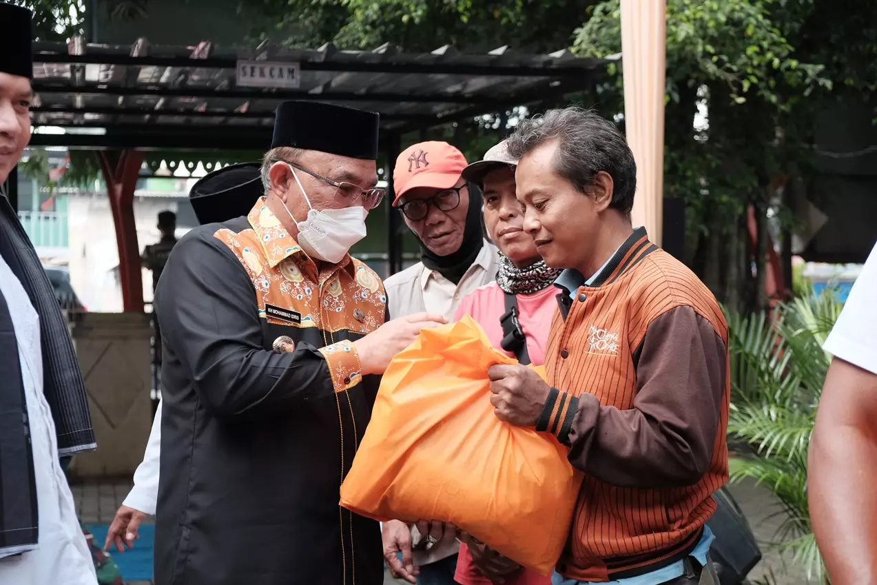 Wali Kota Serahkan Bingkisan D'SabR kepada Pengemudi Ojol di Sawangan