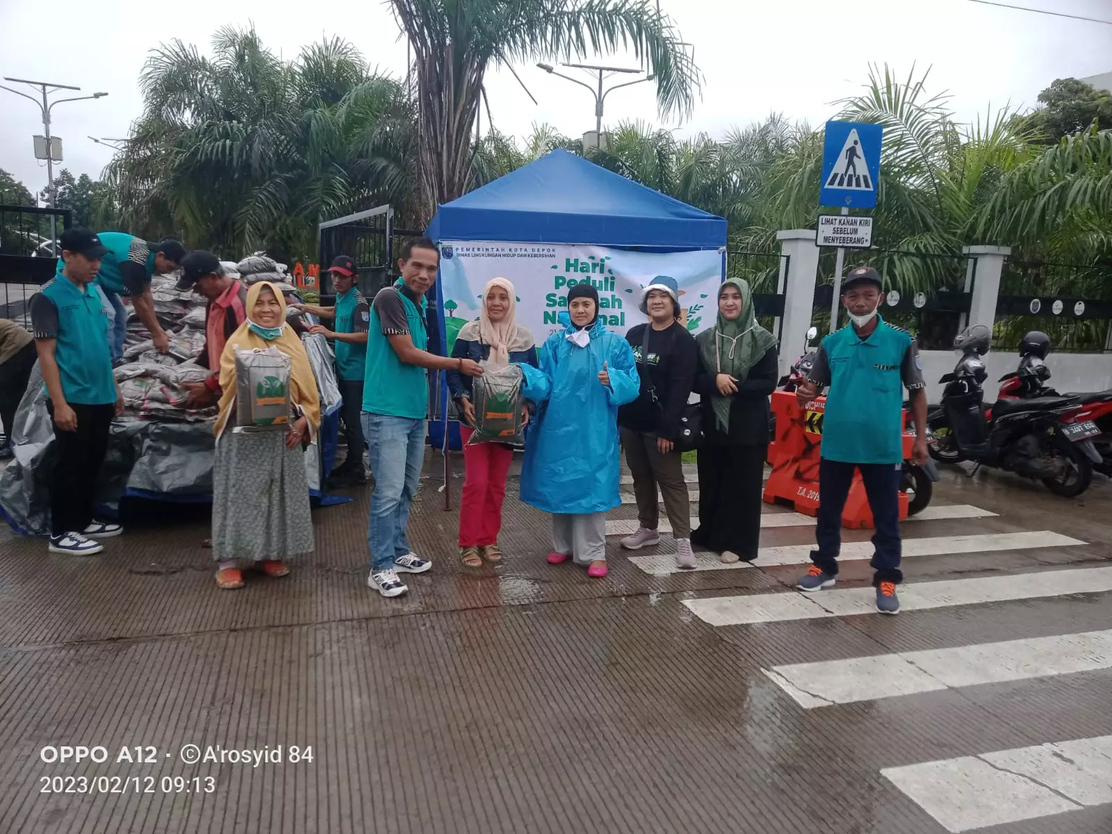 Diserbu Warga, 600 Kantong Pupuk Ludes Dibagikan di Alun-alun Kota Depok
