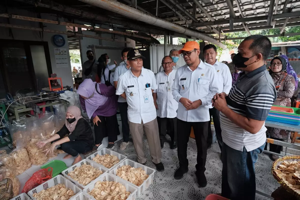 Wakil Wali Kota Kunjungi Rumah Pengolahan Keripik Tempe Sagu di Jatijajar