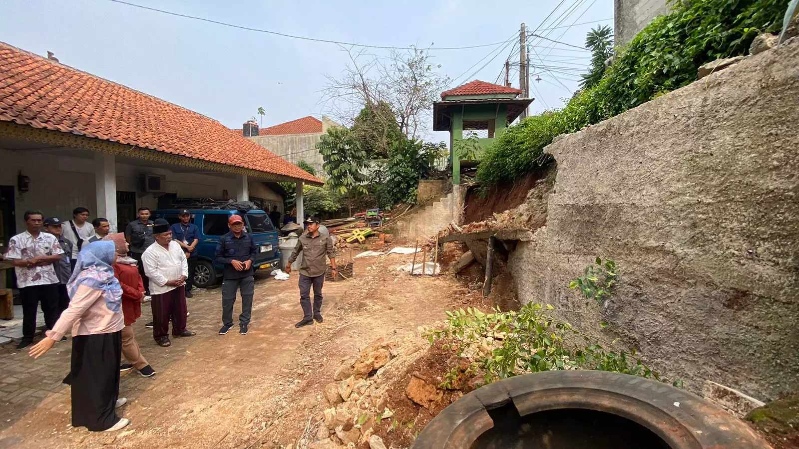 Sambangi Lokasi Longsor RW 08 Duser, Bang Imam: Kami Hadir Di Tengah Masyarakat