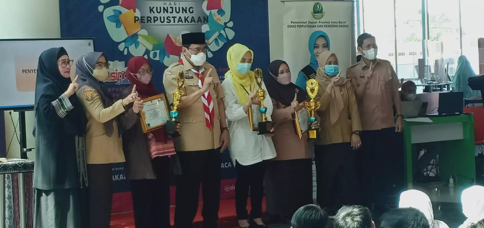 Pustakawan Diskarpus Depok Sabet Juara Tiga Lomba Resensi Buku Tingkat Jabar