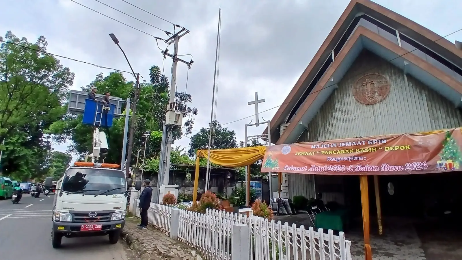 Ibadah Makin Nyaman, Dishub Depok Lakukan Pemeliharaan 40 PJU di Sekitar Gereja