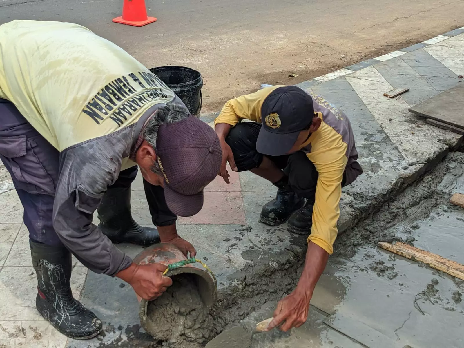 Atasi Banjir Akibat Sampah, DPUPR Kota Depok Terpaksa Bongkar Trotoar