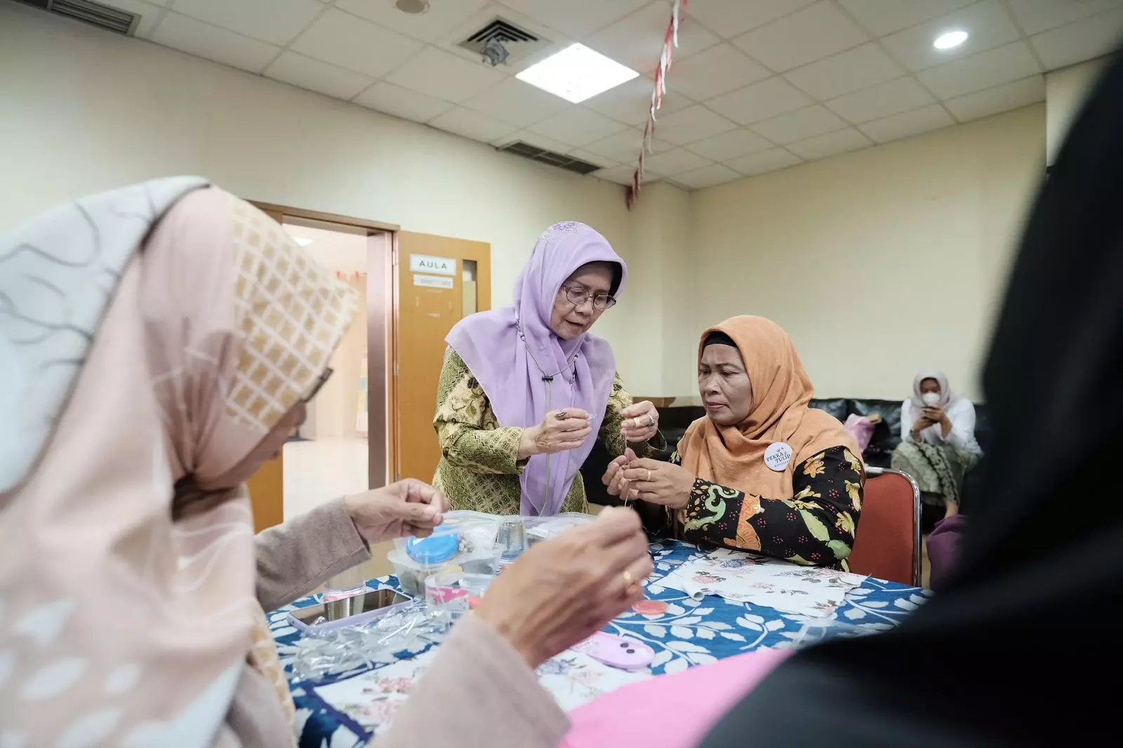 Pelatihan dan Keterampilan Kerajinan Tangan Bagi Lansia dari Dinsos Depok Tuai Apresiasi