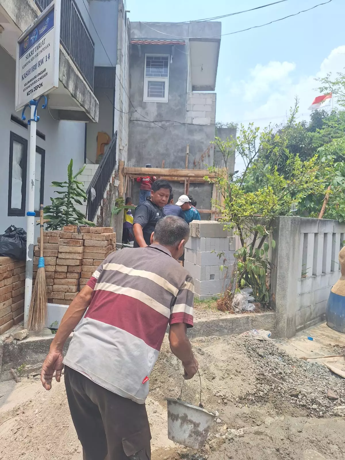 Guyub! Warga RW 14 Bojongsari Kompak Bersihkan Lingkungan hingga Bangun Lantai 2 Posyandu