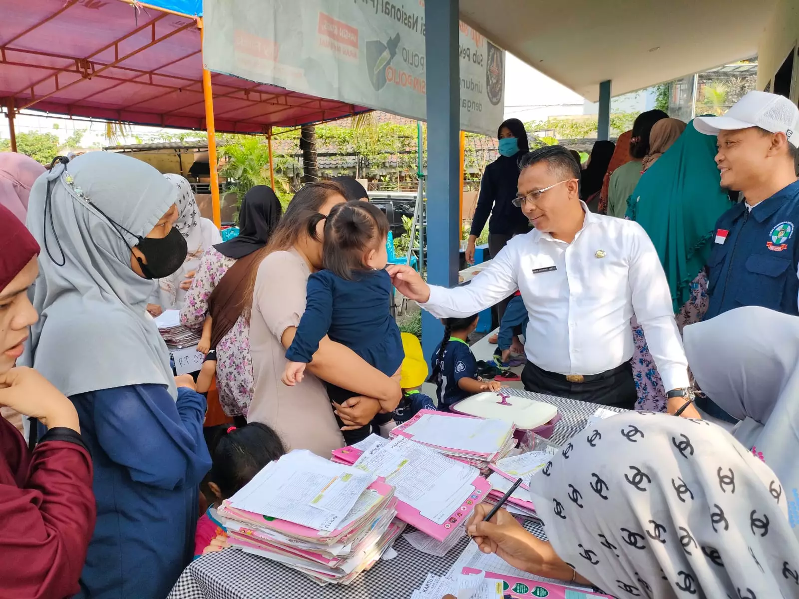 Kadisporyata Pantau Pemberian Imunisasi Polio di Jatijajar dan Cilangkap