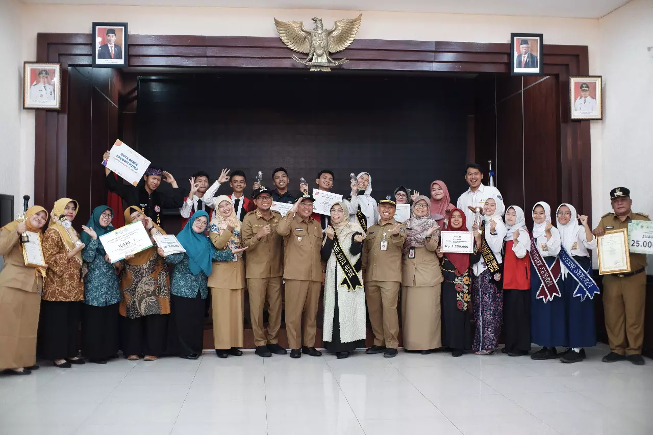 Serahkan Sejumlah Penghargaan, Kiai Idris Ingatkan Pentingnya Menjaga Kekompakan