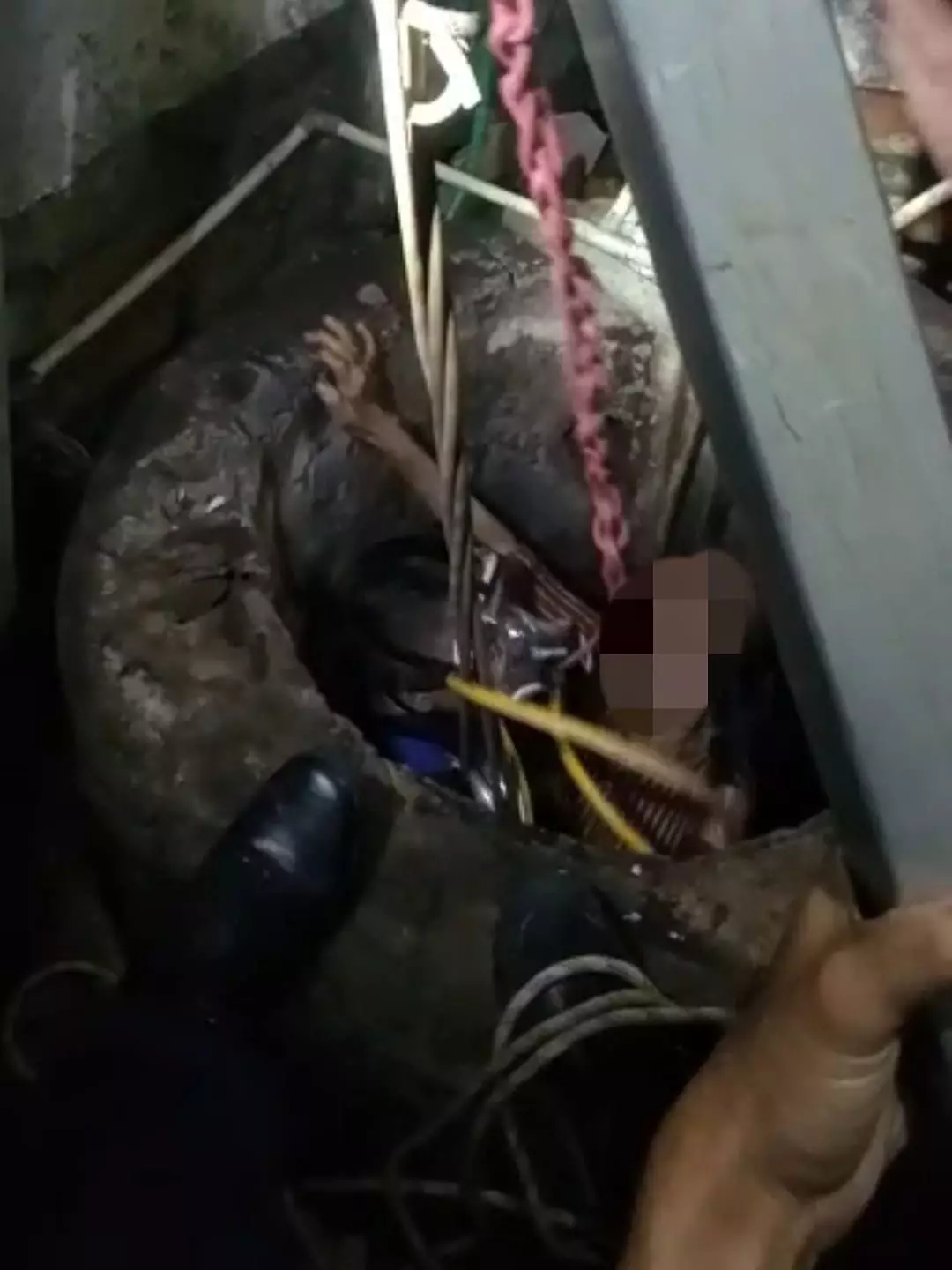Damkar Depok Berhasil Selamatkan Warga Tercebur Sumur di Sukmajaya