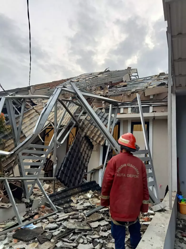 12 Personel Damkar Depok Berjibaku Padamkan Si Jago Merah di Bojong Pondok Terong