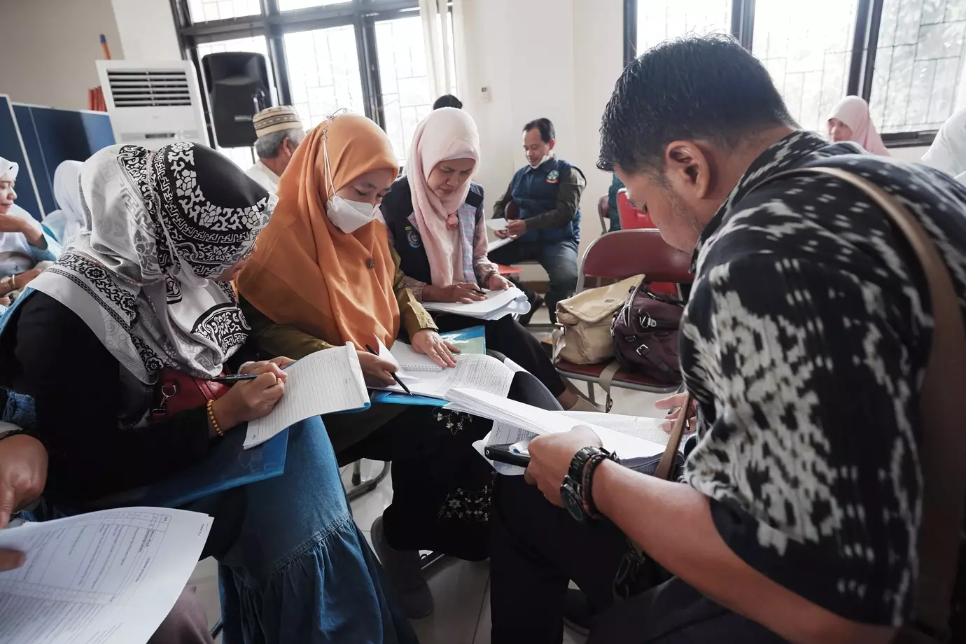 Warga Berdiskusi dan Sampaikan Aspirasi Pada Musrenbang Kecamatan Tapos Tahun 2024