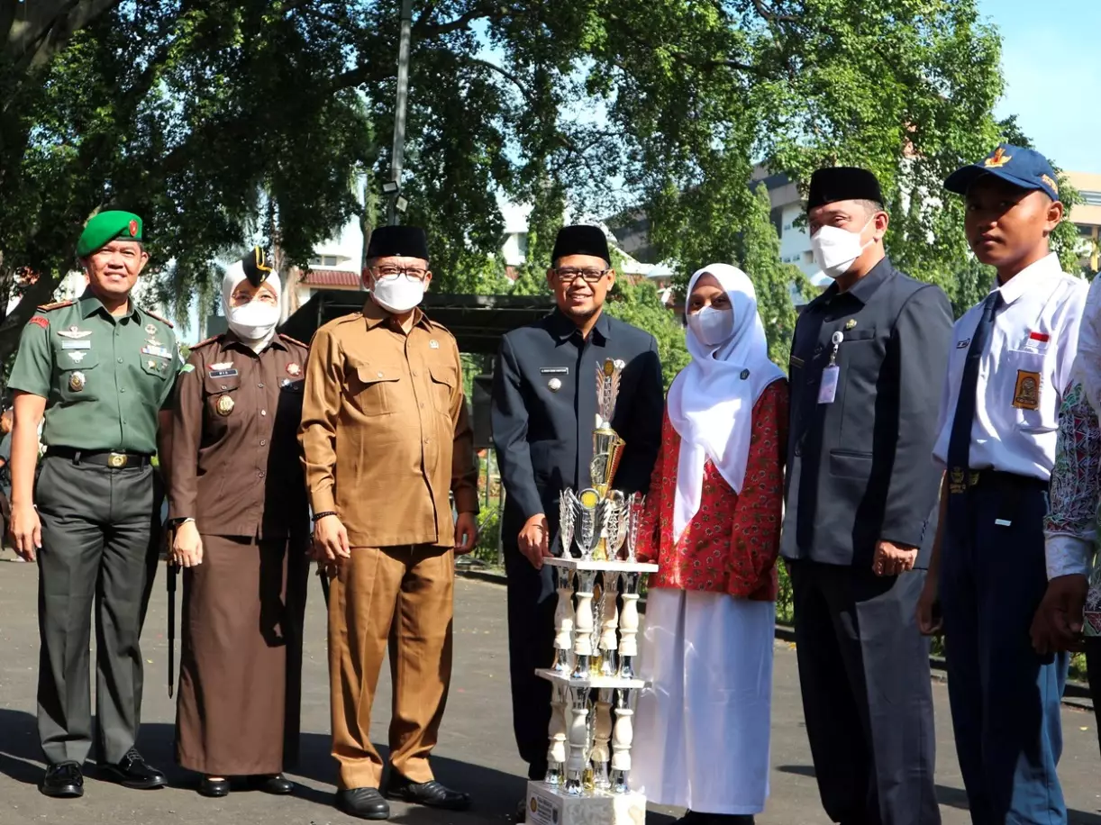 Wakil Wali Kota Serahkan Hadiah Lomba Pelajar dan Pemuda Pelopor Bangsa Kota Depok