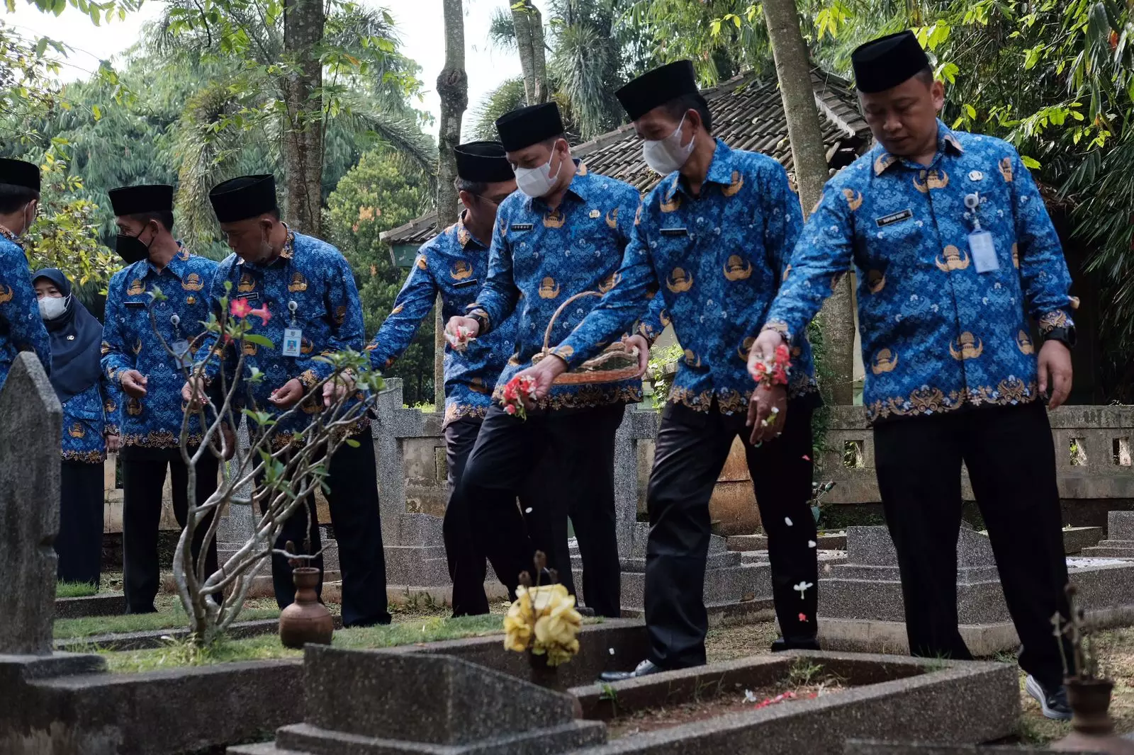 Peringati HUT ke-51, KORPRI Depok Ziarah ke TMP Kalimulya