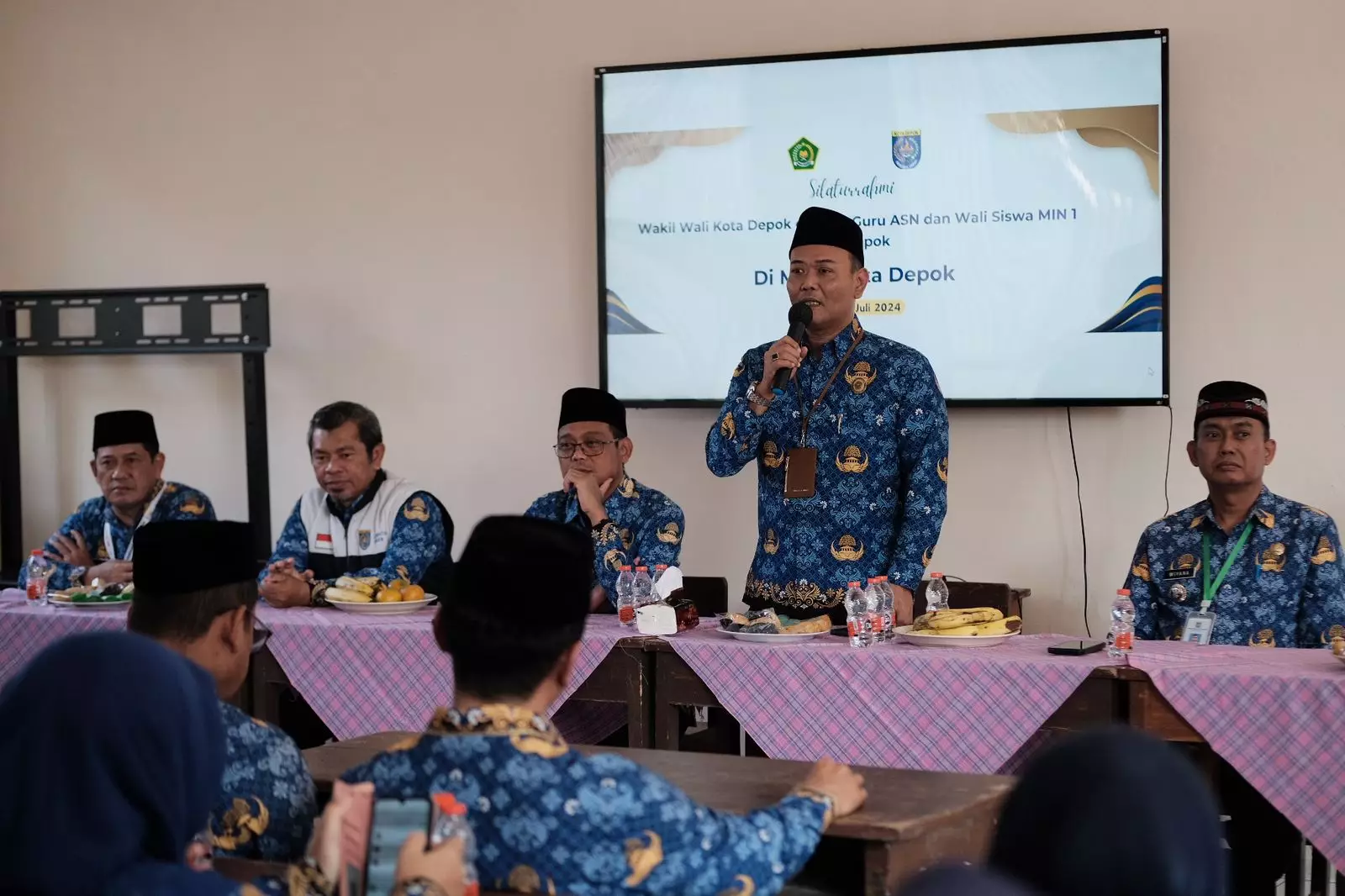 MIN 1 Depok Dapat Bantuan Smart Board, Kepala Kemenag: Bentuk Perhatian Pemkot