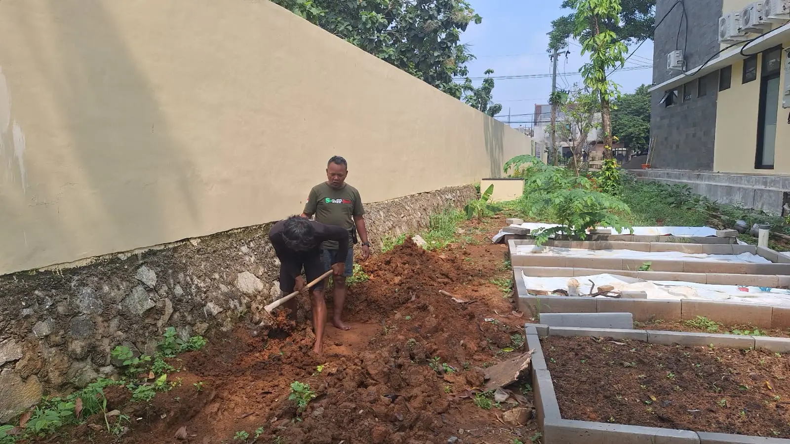 Manfaatkan Lahan Kosong, Kelurahan Dumek Buat Kolam Ikan Air Tawar