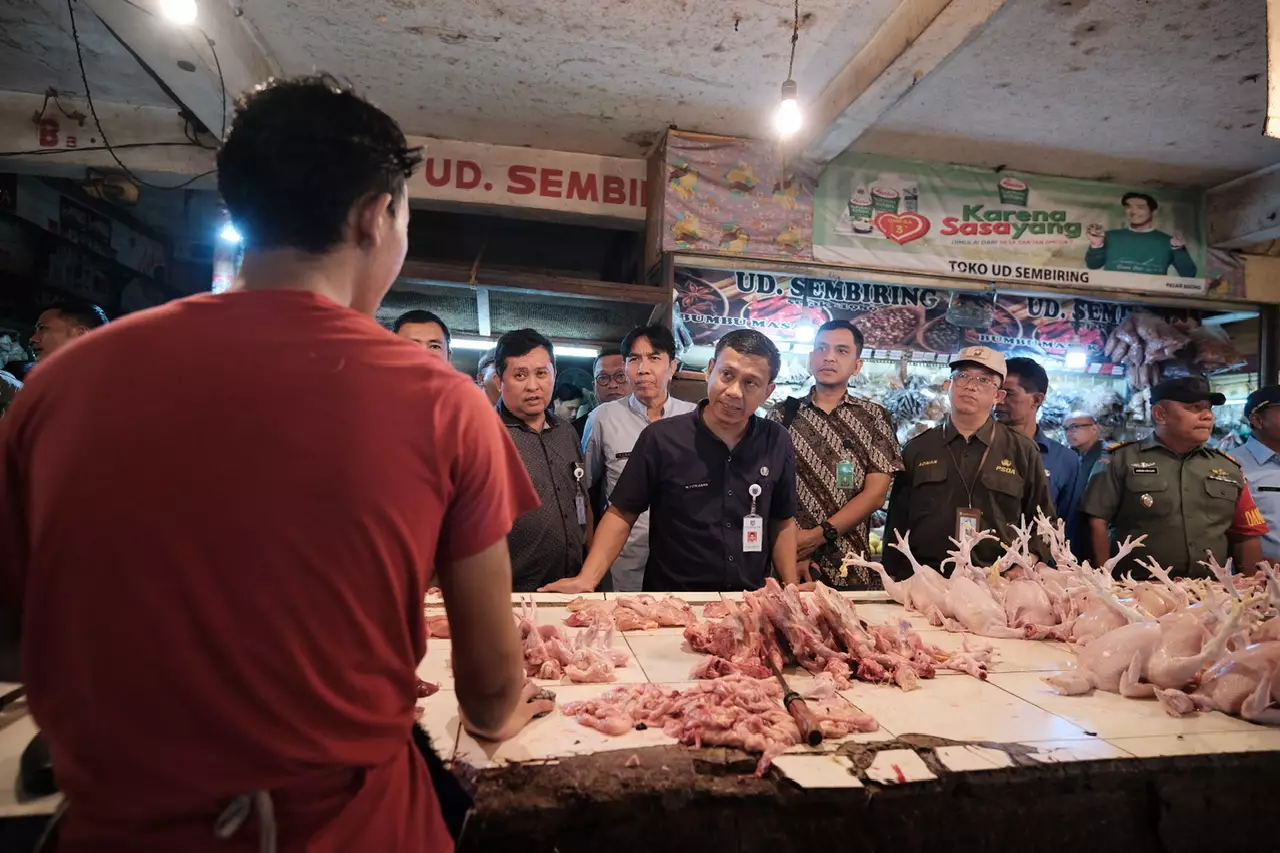 Asisten Ekbang Bersama Satgas Ketahanan Pangan Kota Depok Kunjungi Pasar Agung