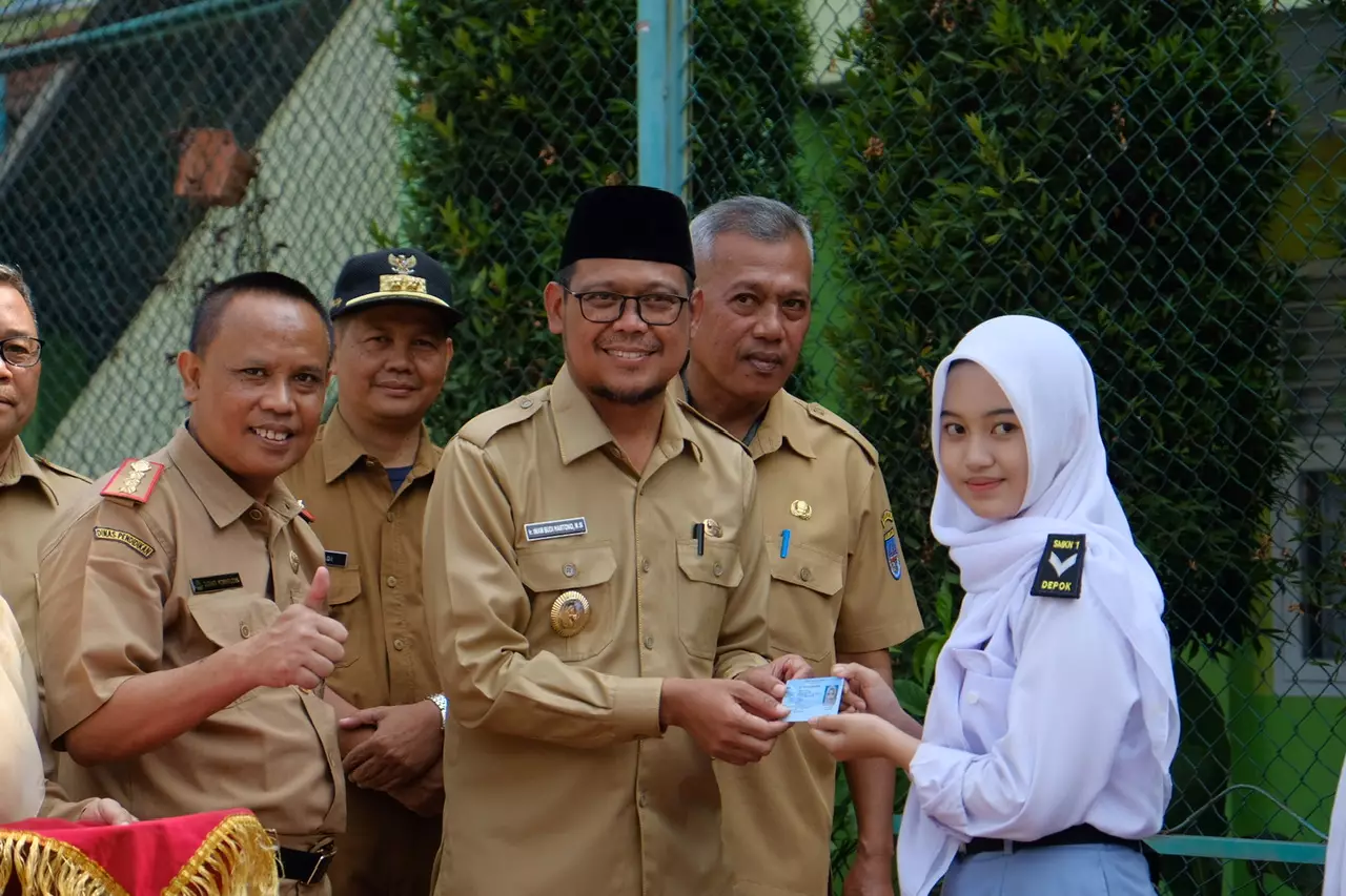 Wakil Wali Kota Serahkan E-KTP ke Pelajar SMKN 1 Depok