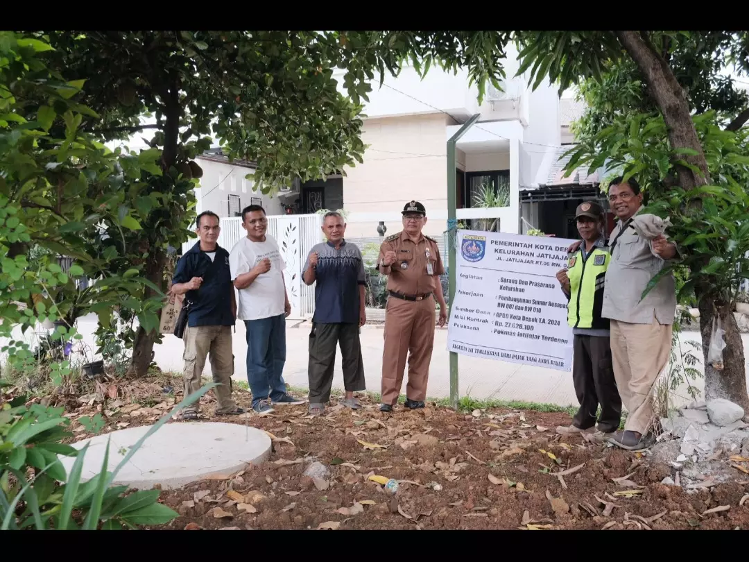 Lurah Jatijajar Tinjau Pembangunan Sumur Resapan di Tiga Lokasi