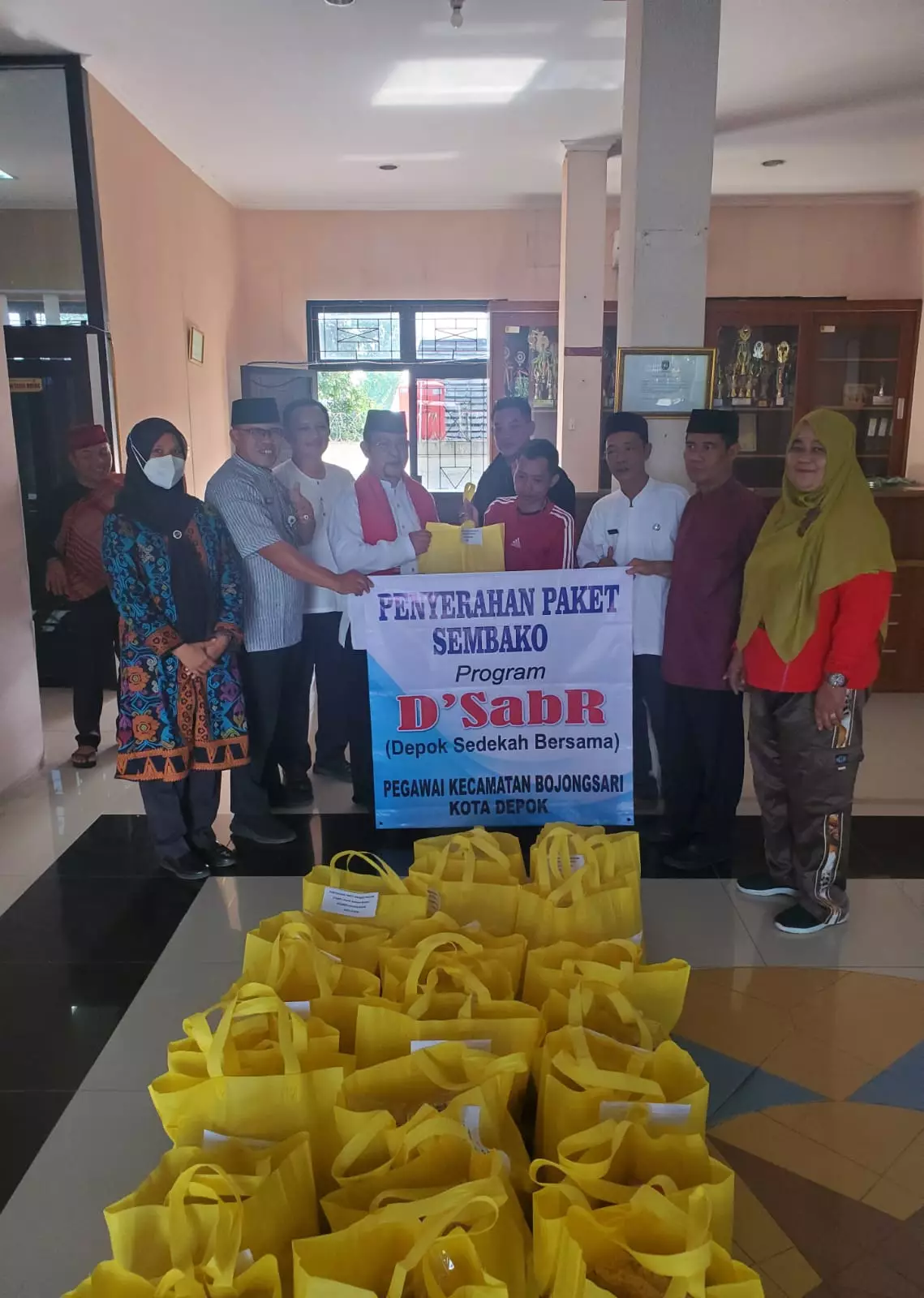 ASN Kecamatan Bojongsari Serahkan Bantuan D'Saber kepada Warga