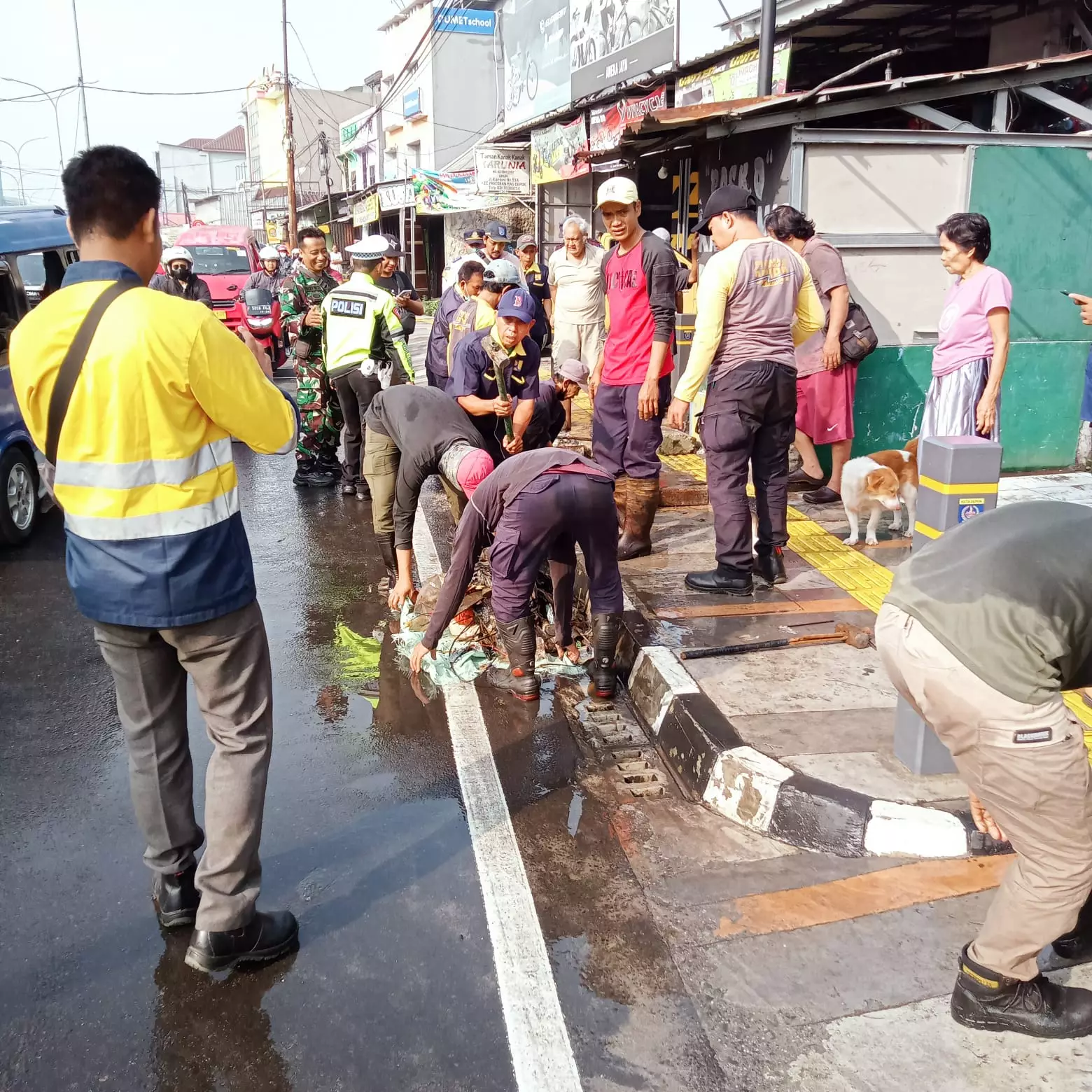 Banjir Jalan Kartini Sudah Ditangani DPUPR Selama Dua Jam