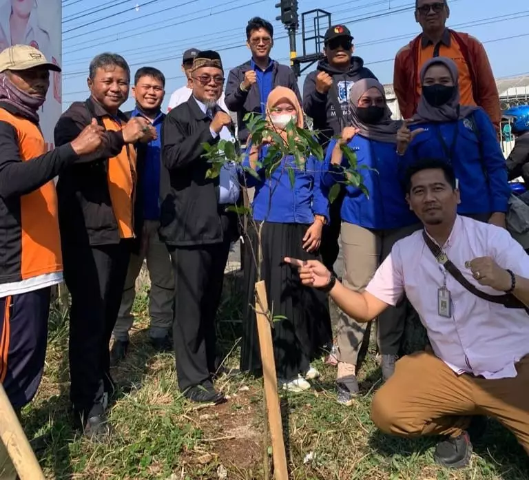 Bantu Kurangi Polusi Udara, Aparatur Kelurahan Ratujaya Tanam Pohon