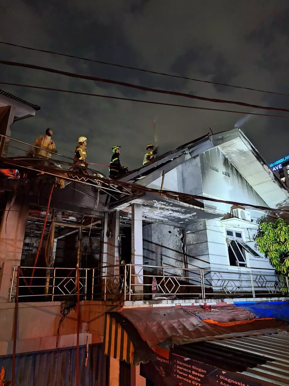 Kebakaran Rumah di Kukusan, 14 Personel Damkar Depok Berjibaku Padamkan Api