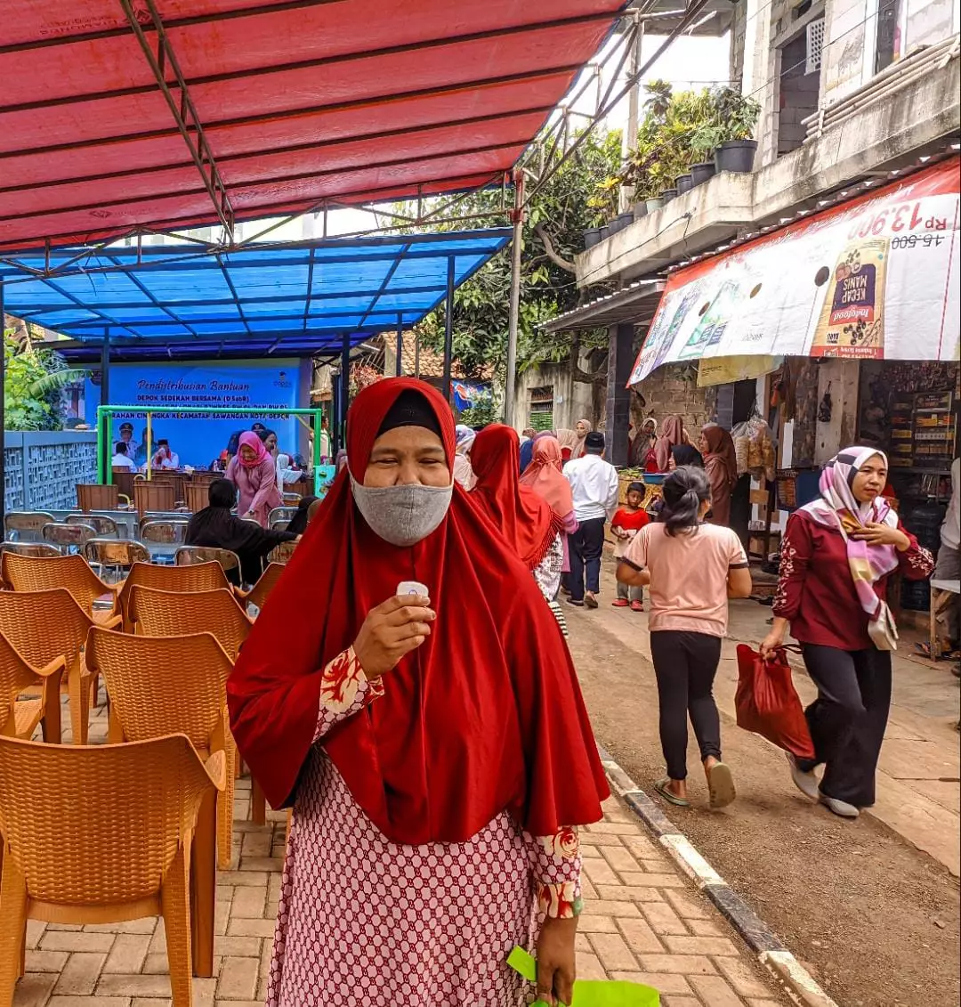 Warga Cinangka Sambut Gembira Bantuan D'SabR dari Pemkot Depok