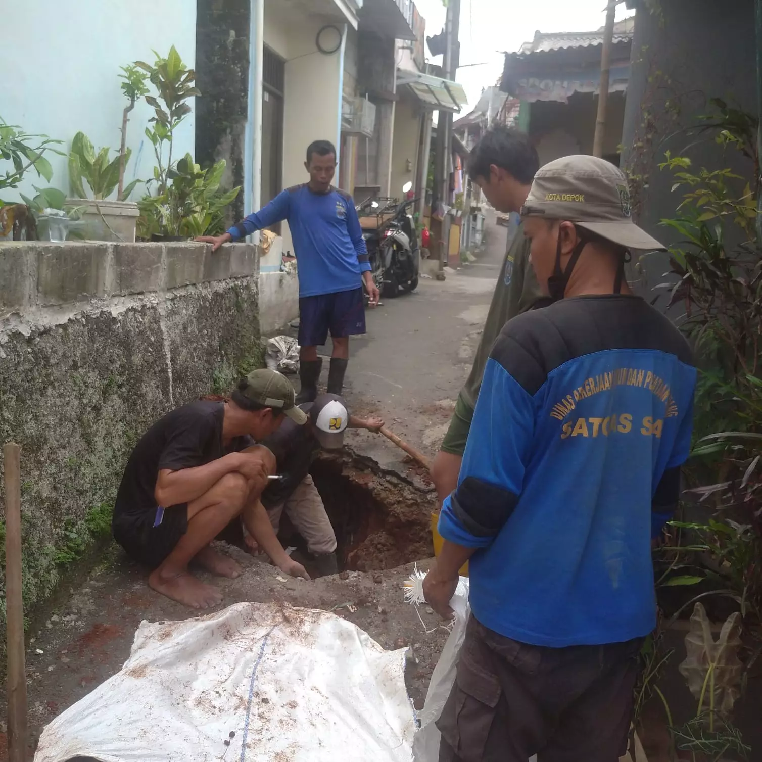 Jalan Masjid Panmas Amblas, DPUPR Pasang Turap Saluran Tertutup