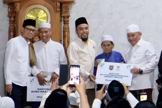 Pemkot Depok Serahkan Bantuan Bagi Guru Ngaji dan Marbot Masjid An-Najat