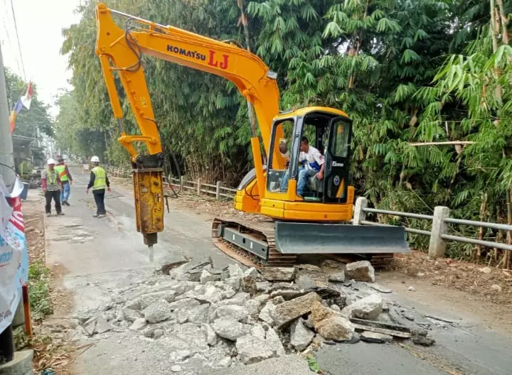 Jalan TPU III Kalimulya Direkonstruksi, Target Akhir Tahun Rampung