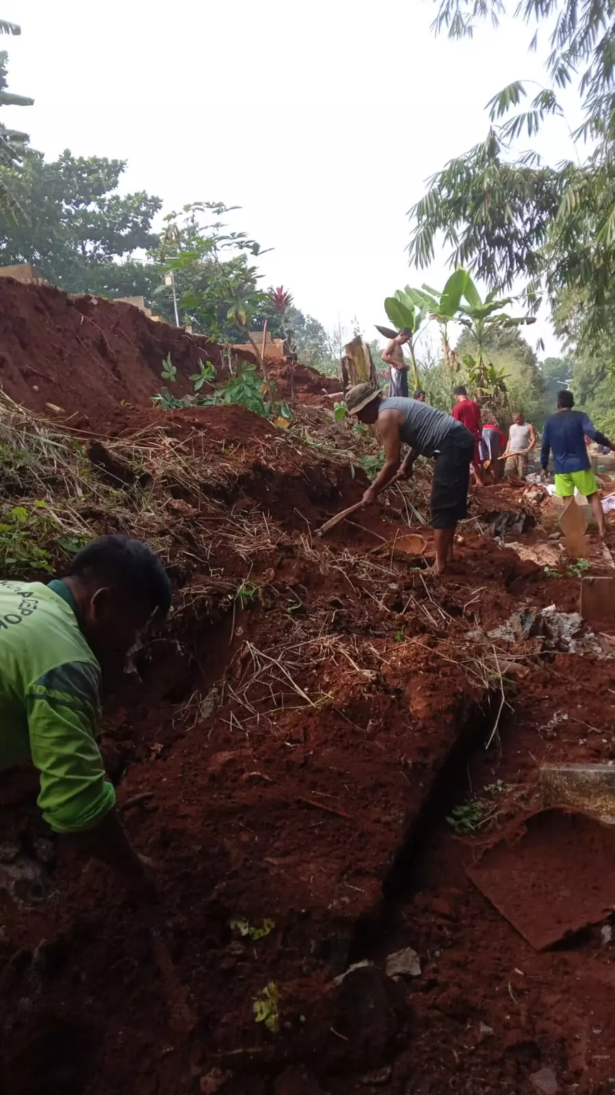 Belasan Petugas Pemakaman Sudah Tangani Longsor Turap TPU Kalimulya 2