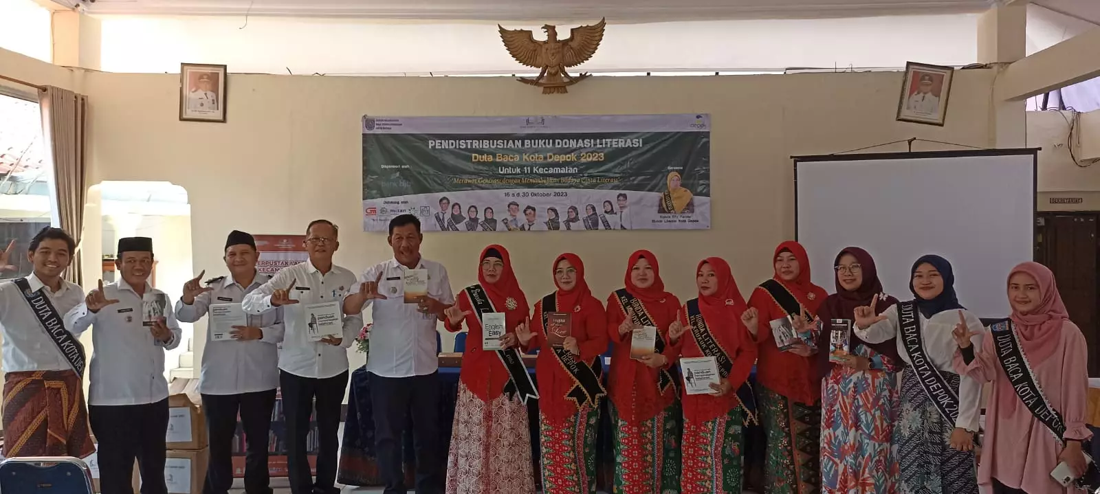 Duta Baca Kota Depok Salurkan Ratusan Buku ke Kecamatan Limo