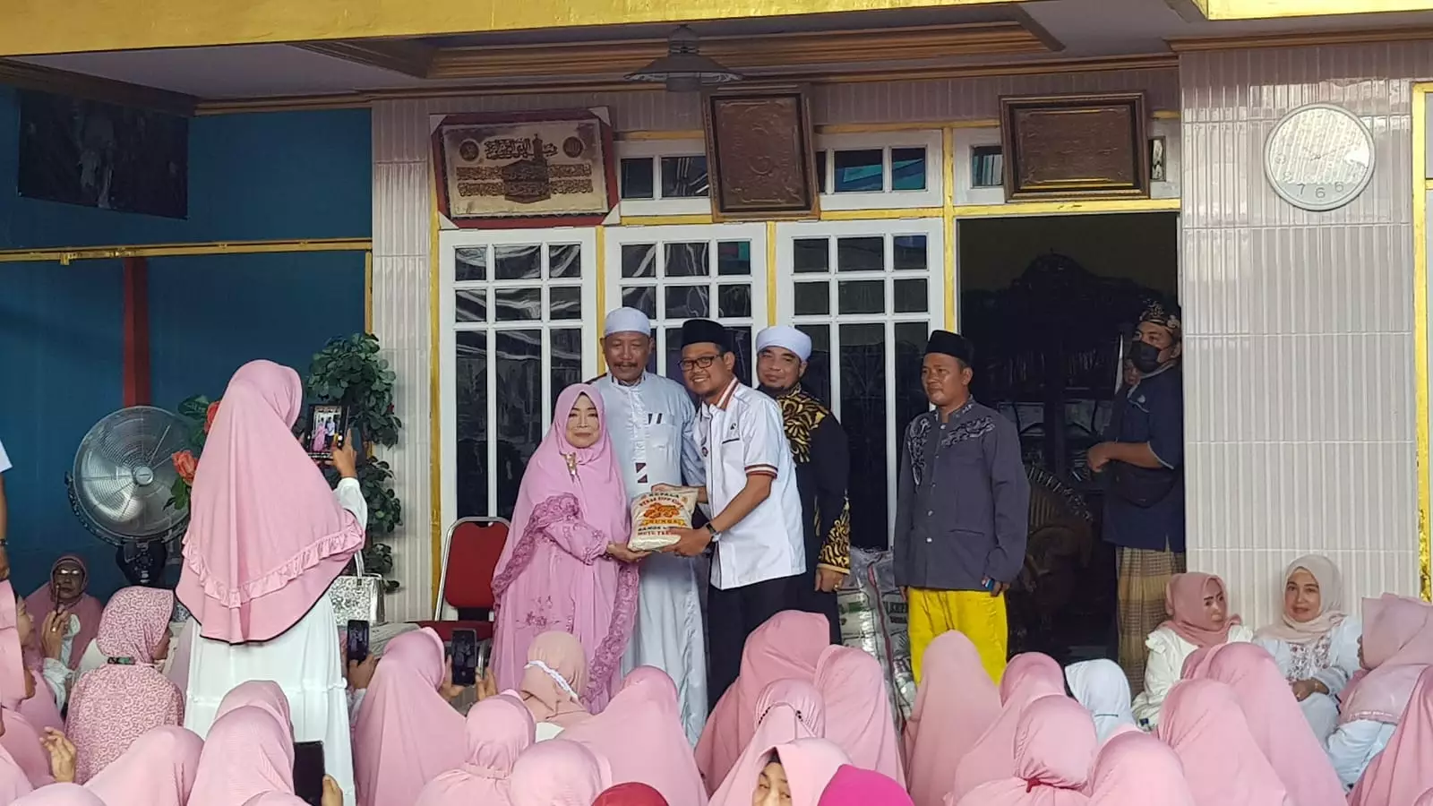 Bagikan Bantuan untuk Warga, Bang Imam Apresiasi Kepedulian MT Khodijatur Ridho