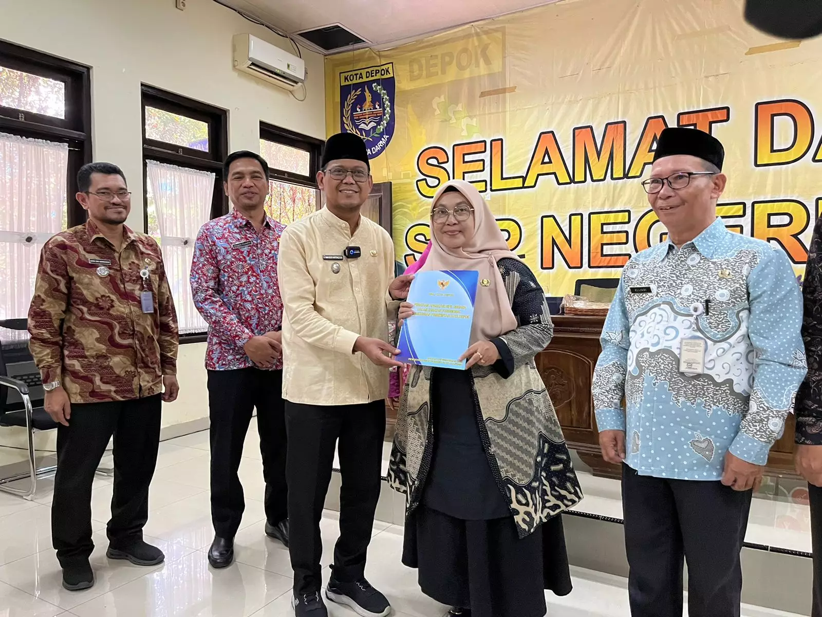 Serahkan SK 34 Kepsek SD dan SMP Negeri, Bang Imam: Jaga Amanah