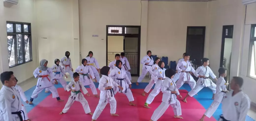 Jadi Pusat Kegiatan Warga, Komunitas Karate Manfaatkan Gedung Kelurahan Cilangkap Buat Latihan