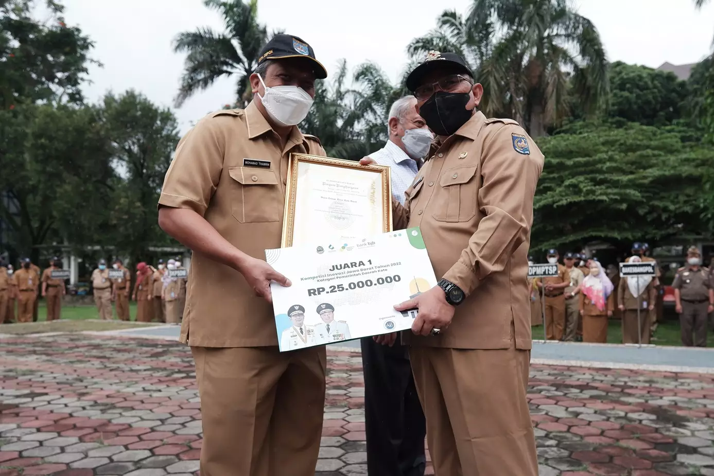 Wali Kota Depok Serahkan Sejumlah Penghargaan Pada Apel Pagi