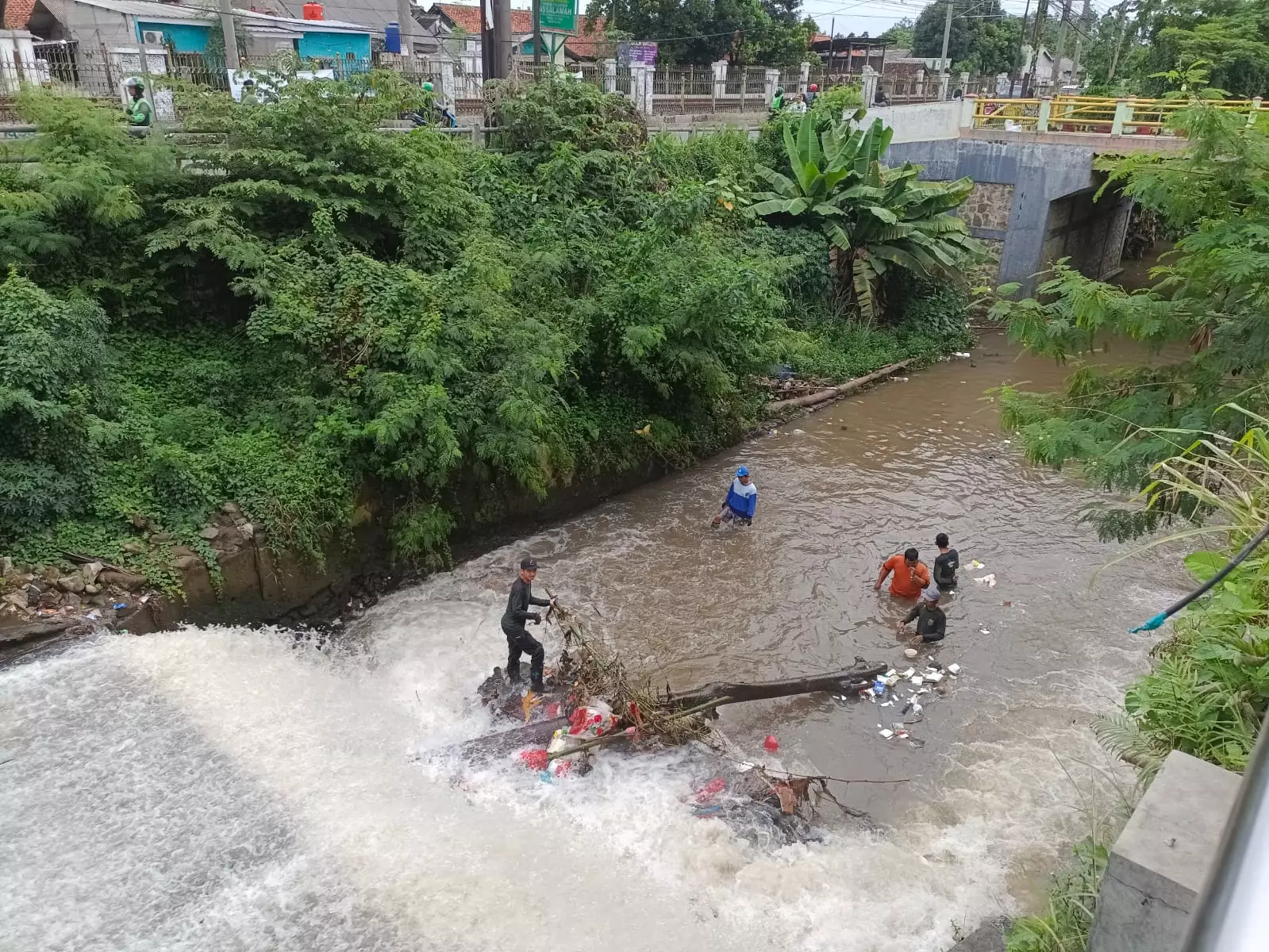Satgas DPUPR Angkut Sampah Kali Cabang Tengah Citayam