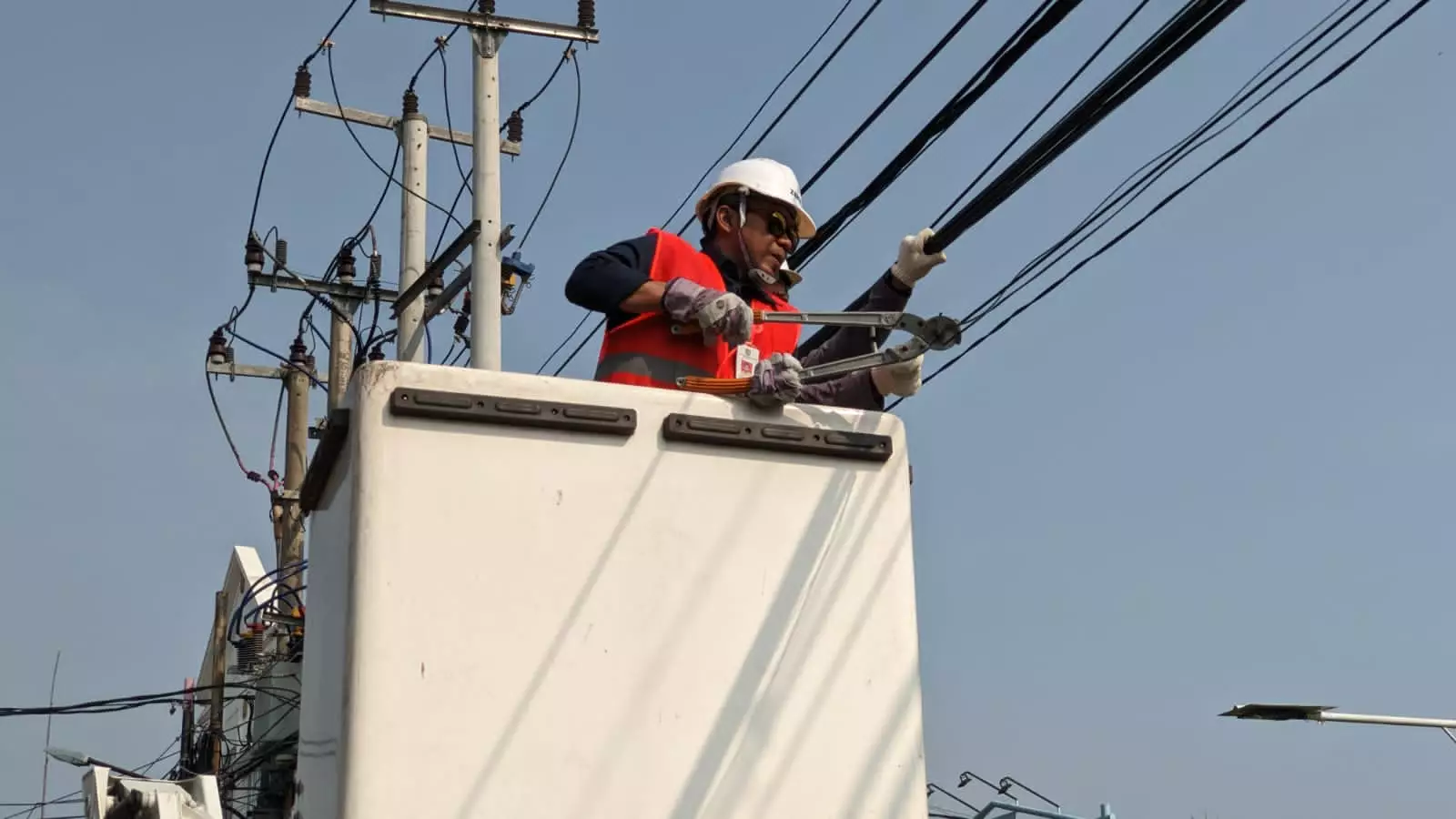 Asisten Perekonomian dan Pembangunan Setda Depok Turun Langsung Potong Kabel Udara di Jalan Lafran Pane