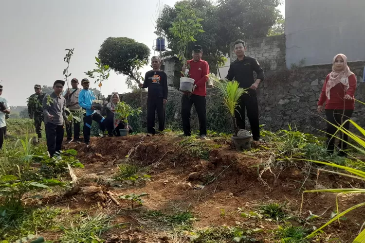 Bersama Katar, Aparatur Kelurahan Pontir Tanam 60 Bibit Pohon di Sempadan Kali Ciledug