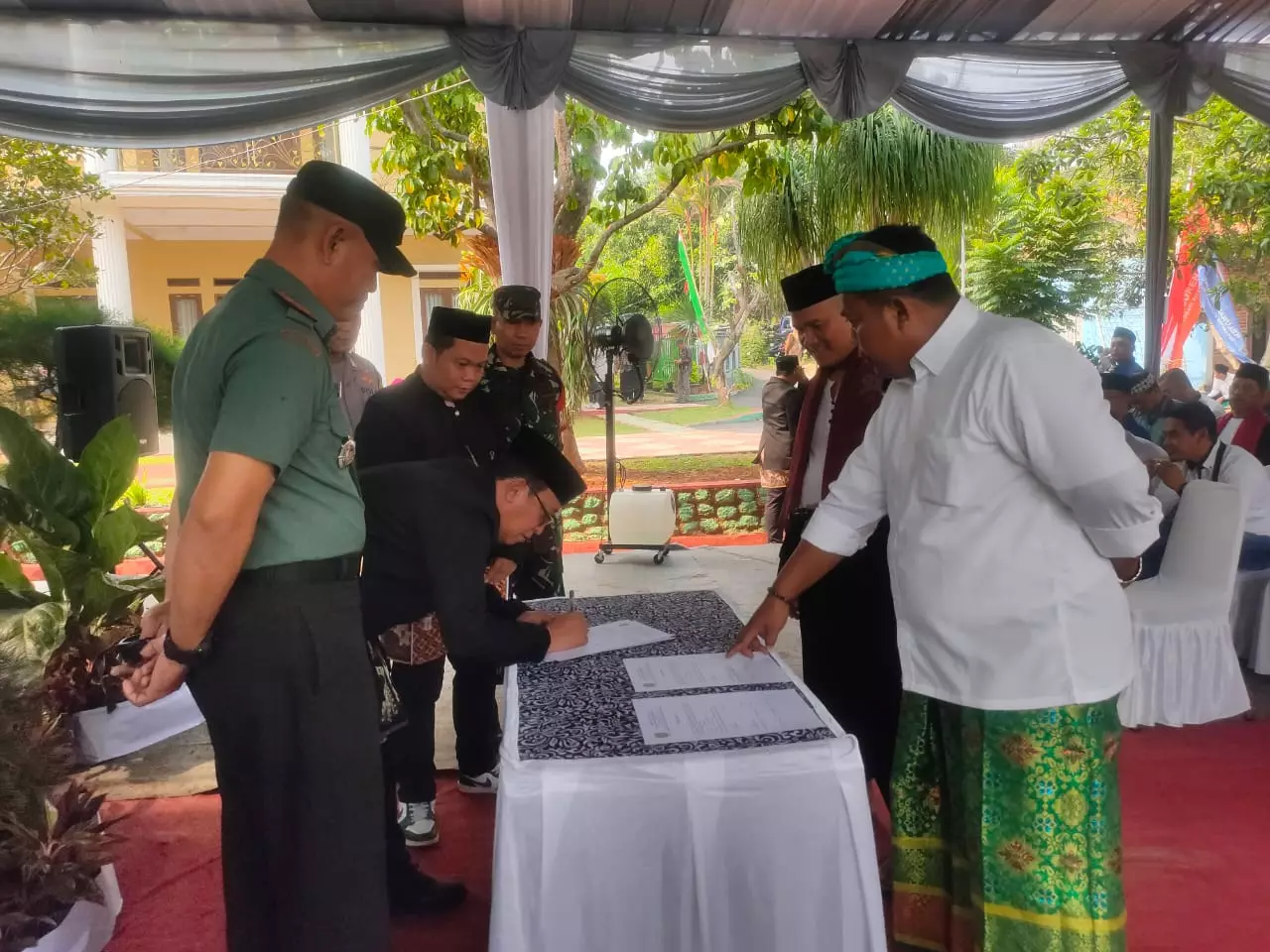 Lantik Ketua RT/RW, Lurah Duren Mekar Minta Jaga Kekompakan
