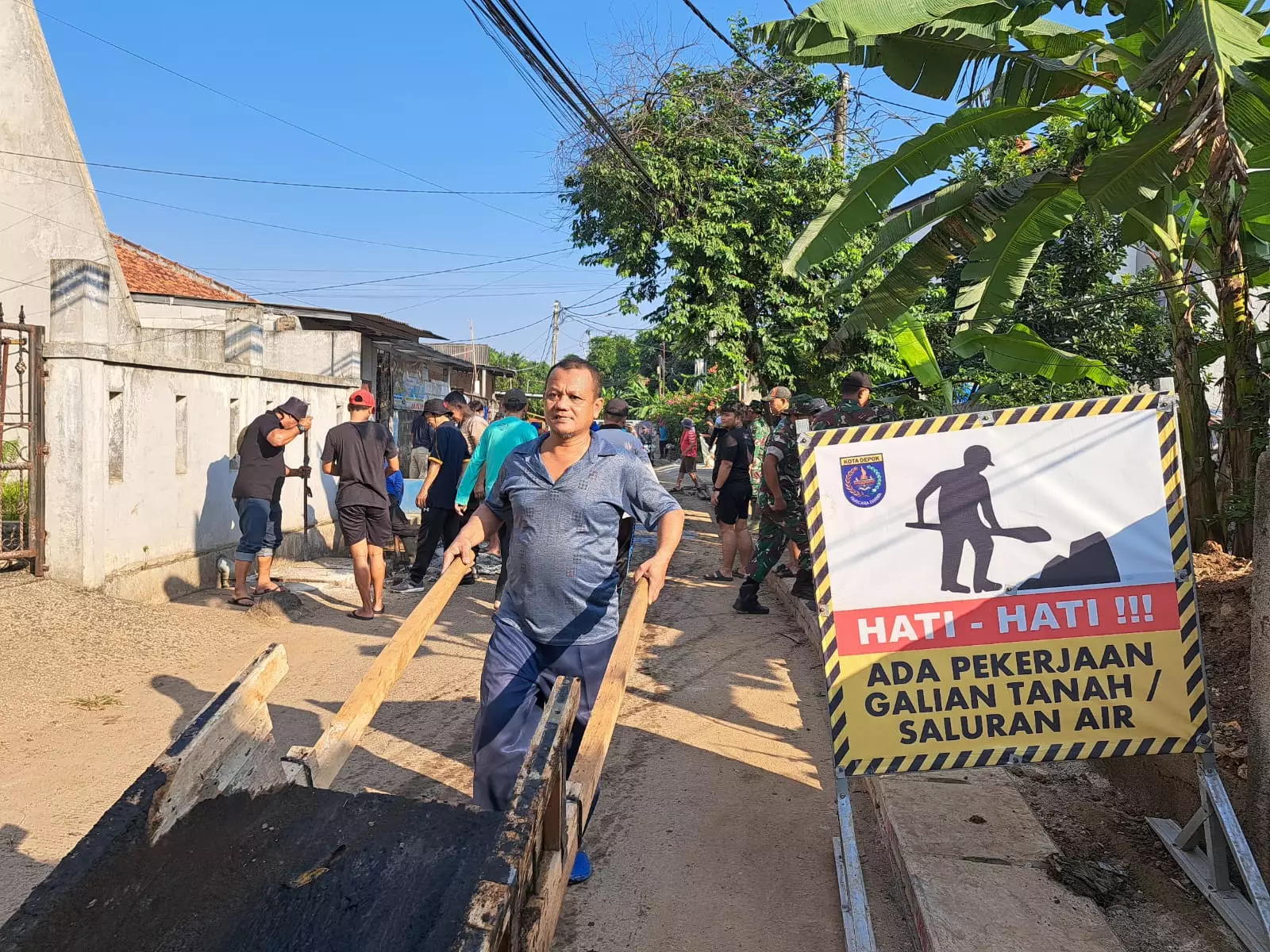 Atasi Banjir Jalan H. Kodja, Lurah Kukusan dan Warga Kerja Bakti Normalisasi Saluran