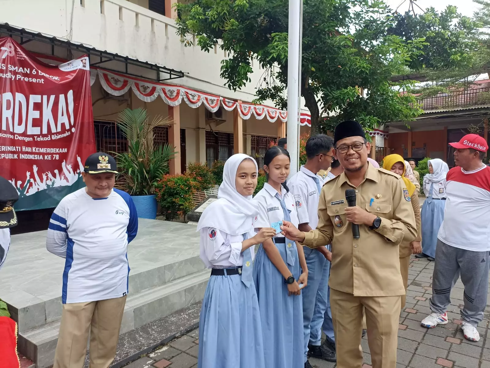 Layanan Jemput Bola Perekaman E-KTP di SMAN 6 Depok Tuai Pujian