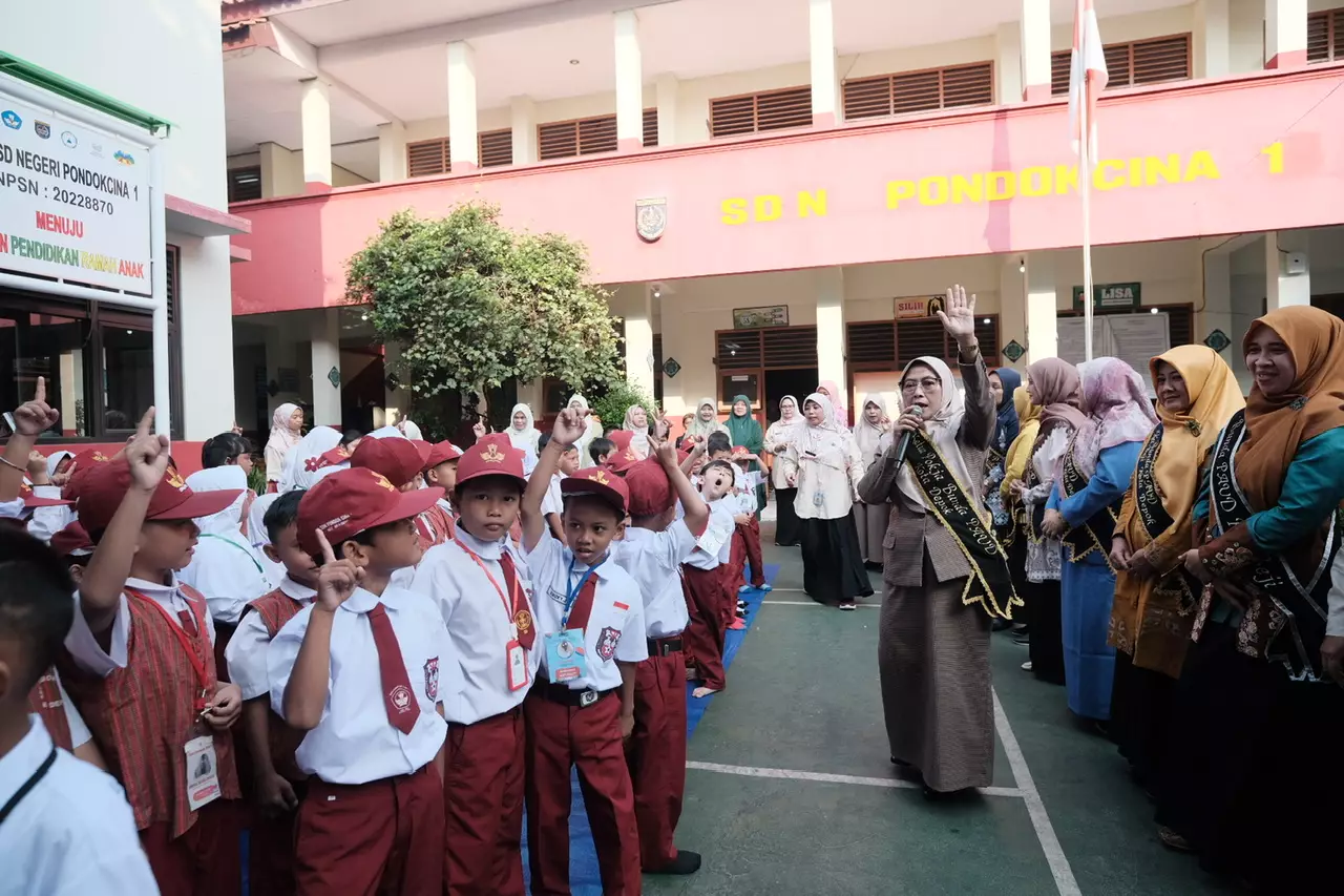 Umi Etty Kunjungi Pelaksanaan MPLS di SDN Pondok Cina 1