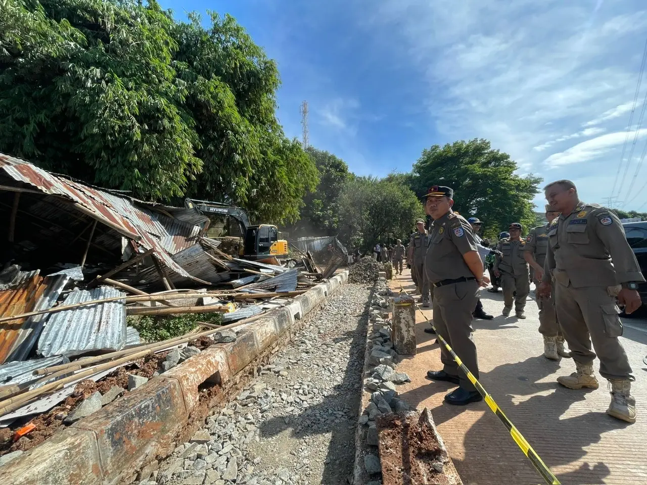 Kembali Beraksi, Satpol PP Depok Bersihkan Kawasan GDC untuk Lahan Terbuka Hijau