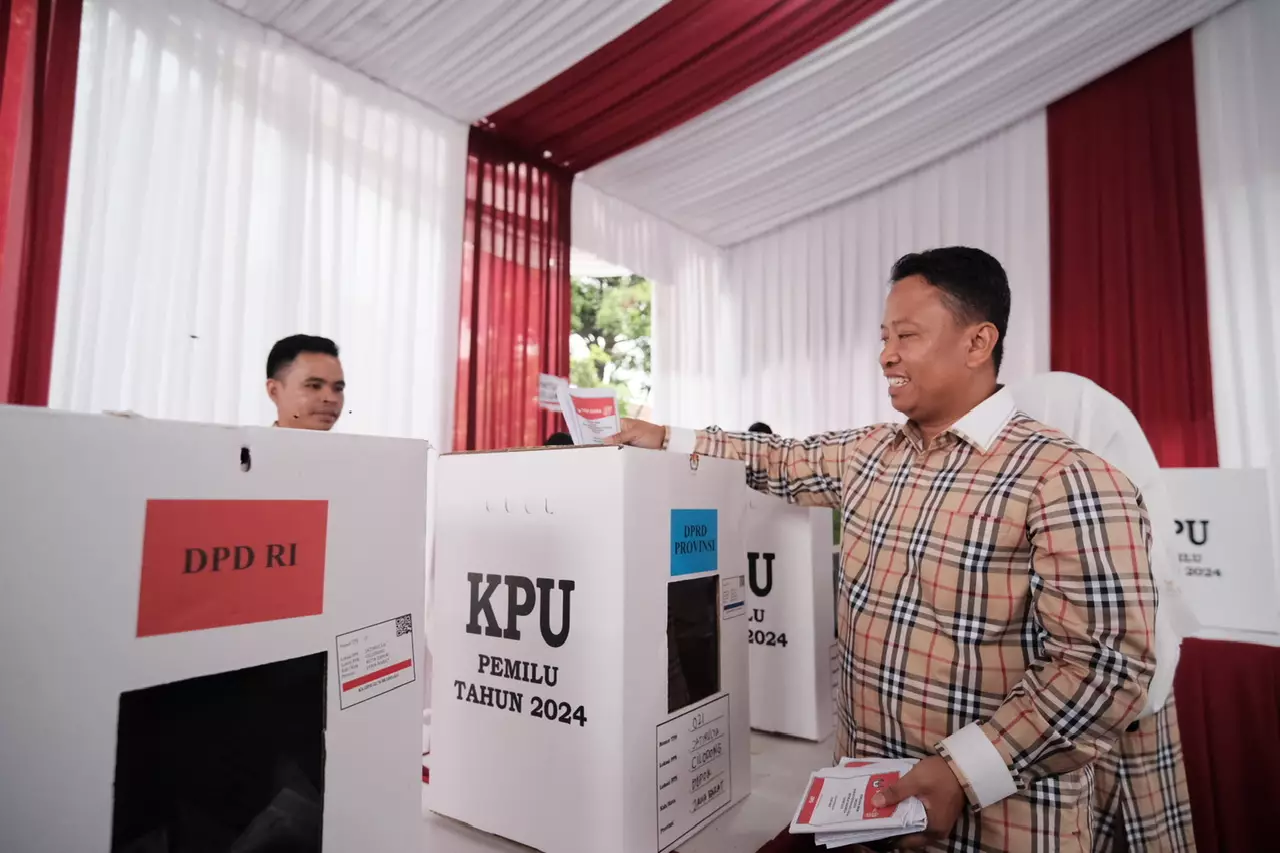 Sekda Depok Didampingi Ketua DWP Salurkan Hak Suaranya di TPS 21 Jatimulya