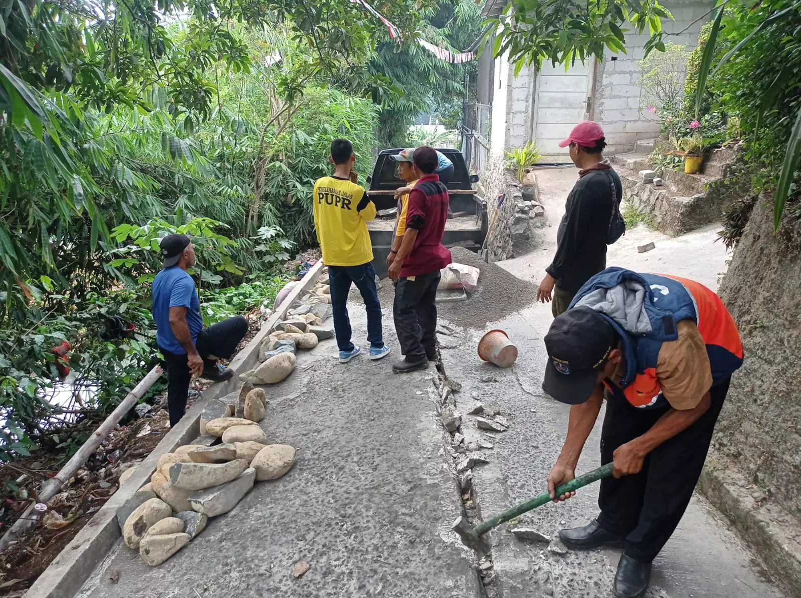 DPUPR Kota Depok Tangani Amblas Gang Kabel Setinggi 3 Meter